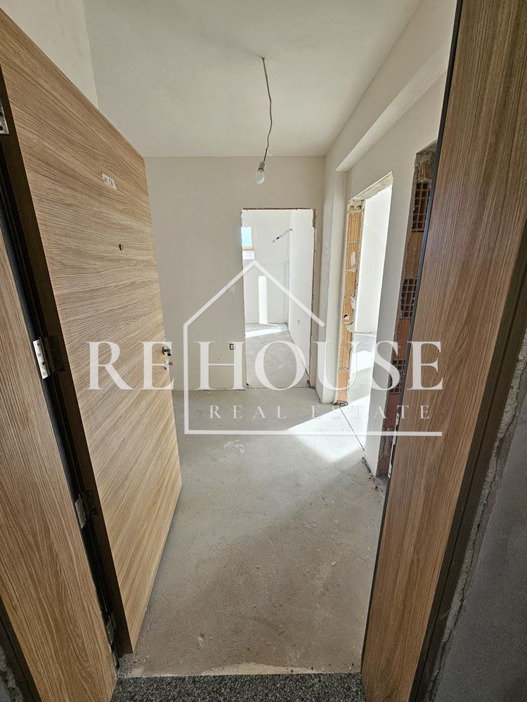 Тристаен апартамент в новострояща се жилищна сграда в района на Базар Левски - 0