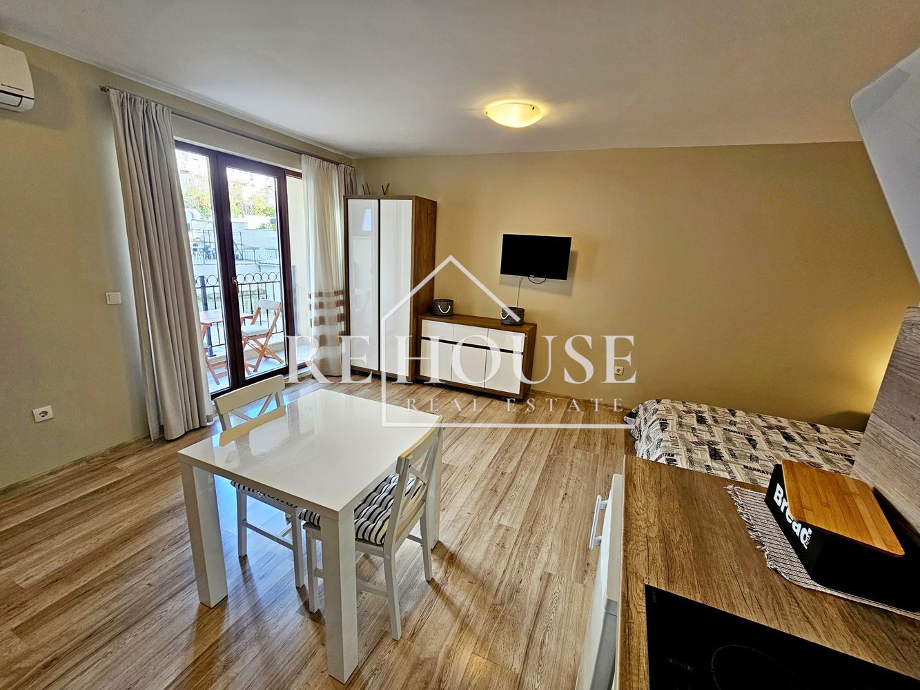 СТРАХОТЕН, НАПЪЛНО ЗАВЪРШЕН АПАРТАМЕНТ ТИП СТУДИО СЪС ОТЛИЧНА ЛОКАЦИЯ В БРИЗ - 0