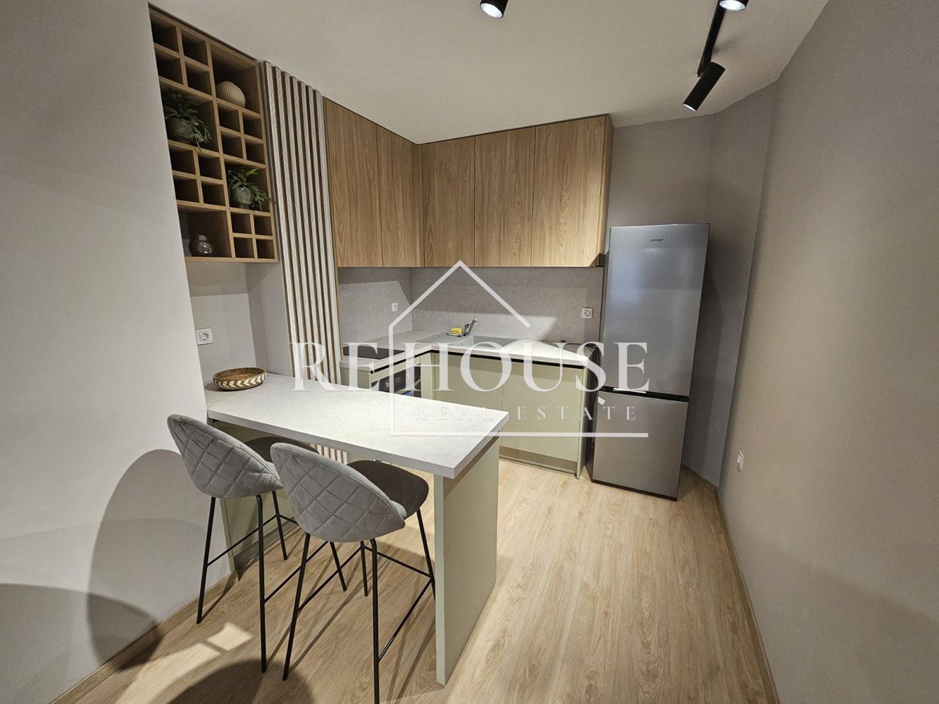 ДВУСТАЕН НАПЪЛНО ОБЗАВЕДЕН ТОП ЦЕНТЪР ДО ХОТЕЛ ГРАФИТИ - 0