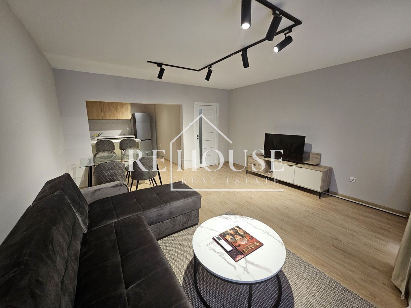 ДВУСТАЕН НАПЪЛНО ОБЗАВЕДЕН ТОП ЦЕНТЪР ДО ХОТЕЛ ГРАФИТИ - 0