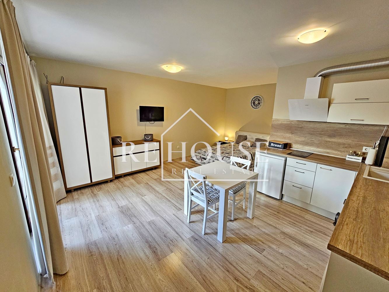 СТРАХОТЕН, НАПЪЛНО ЗАВЪРШЕН АПАРТАМЕНТ ТИП СТУДИО СЪС ОТЛИЧНА ЛОКАЦИЯ В БРИЗ - 0