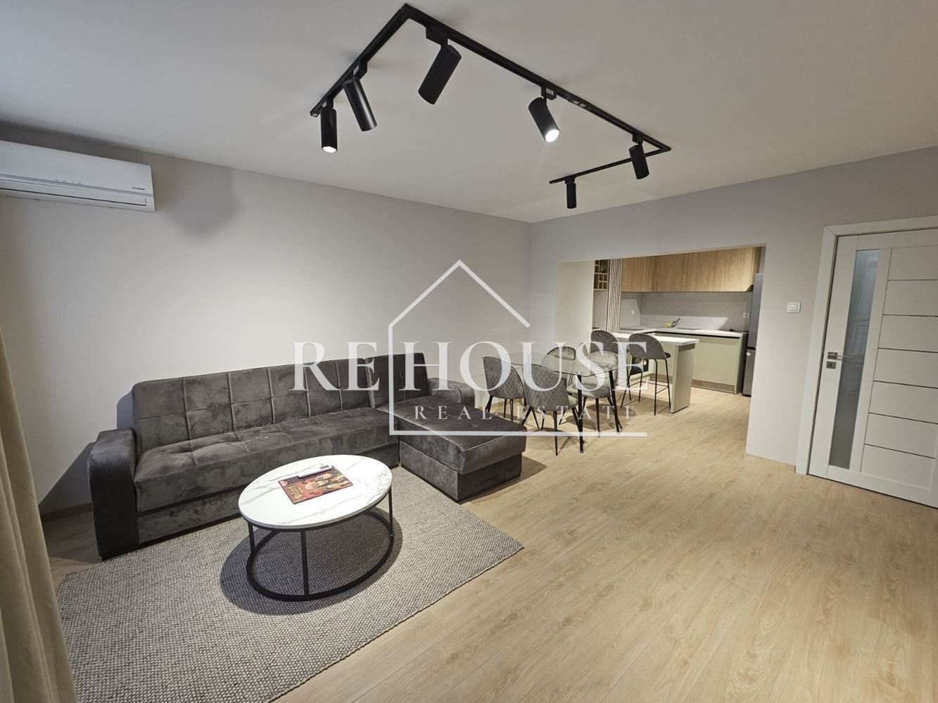 ДВУСТАЕН НАПЪЛНО ОБЗАВЕДЕН ТОП ЦЕНТЪР ДО ХОТЕЛ ГРАФИТИ - 0