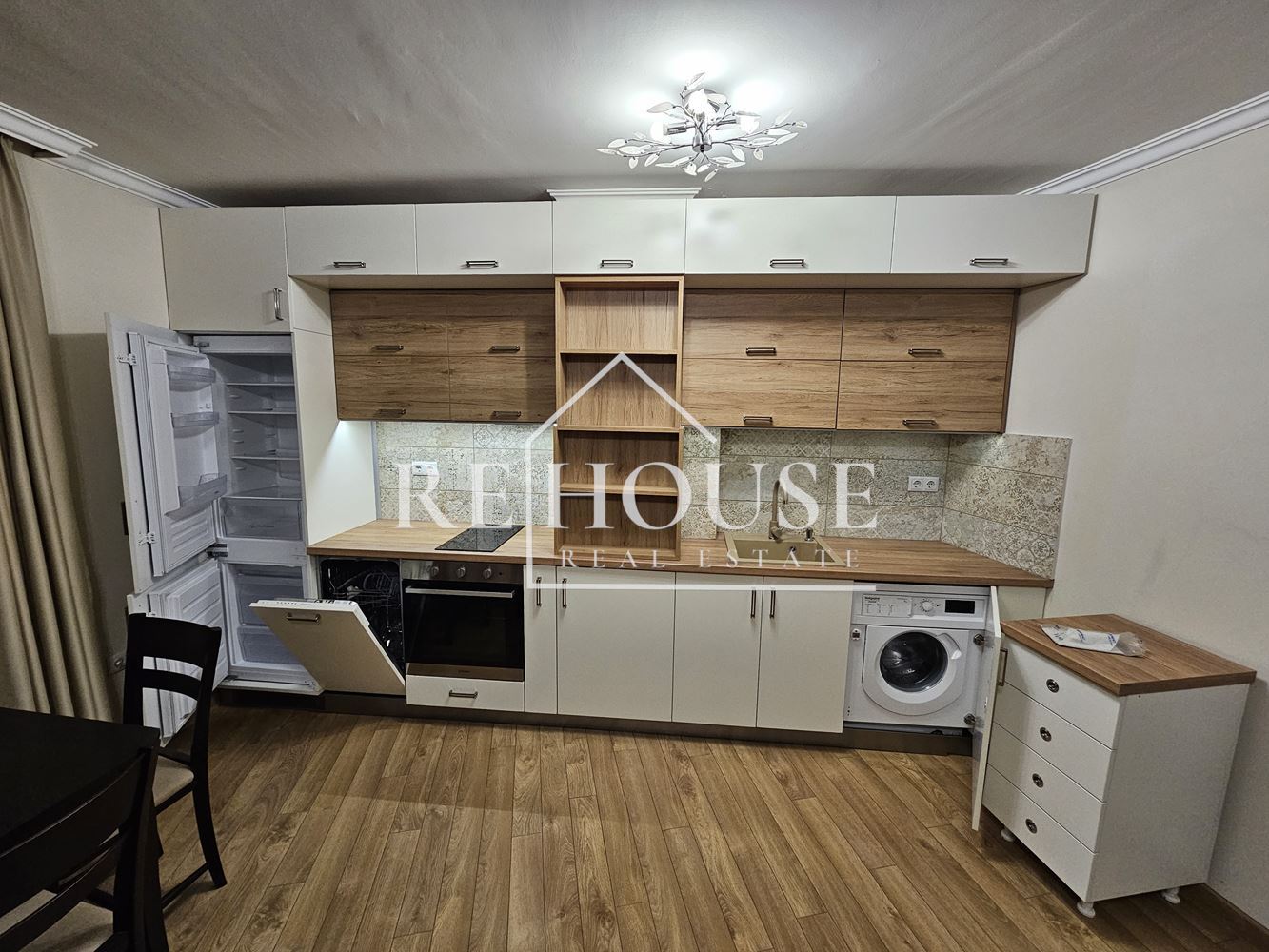 ТРИСТАЕН НАПЪЛНО ОБЗАВЕДЕН АПАРТАМЕНТ В РАЙОНА НА ЛК ТРАКИЯ - 0