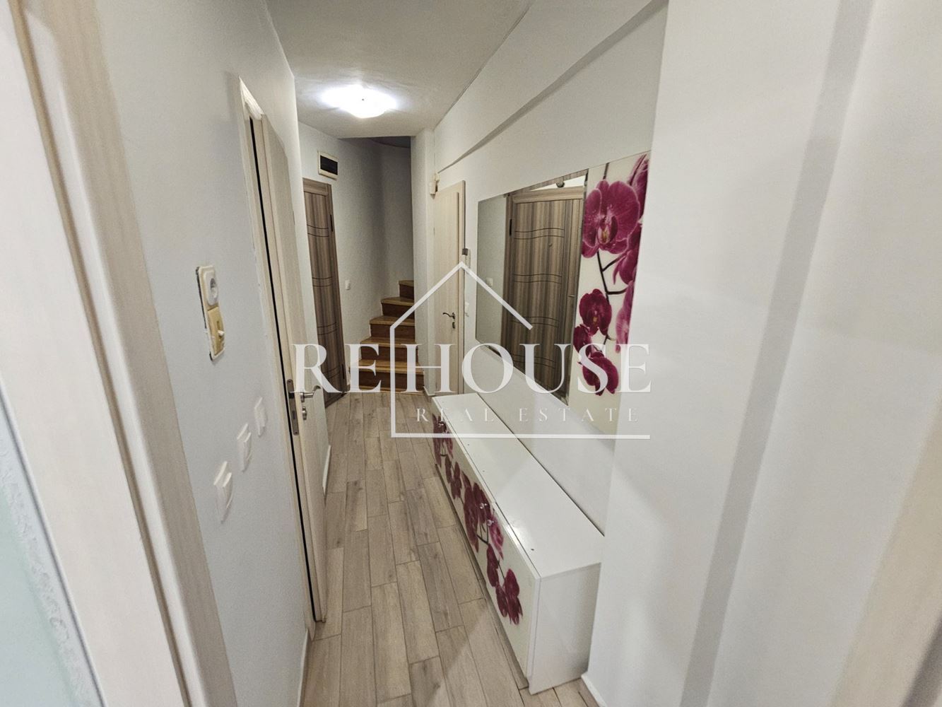 ТРИСТАЕН НАПЪЛНО ОБЗАВЕДЕН АПАРТАМЕНТ В РАЙОНА НА ЛК ТРАКИЯ - 0