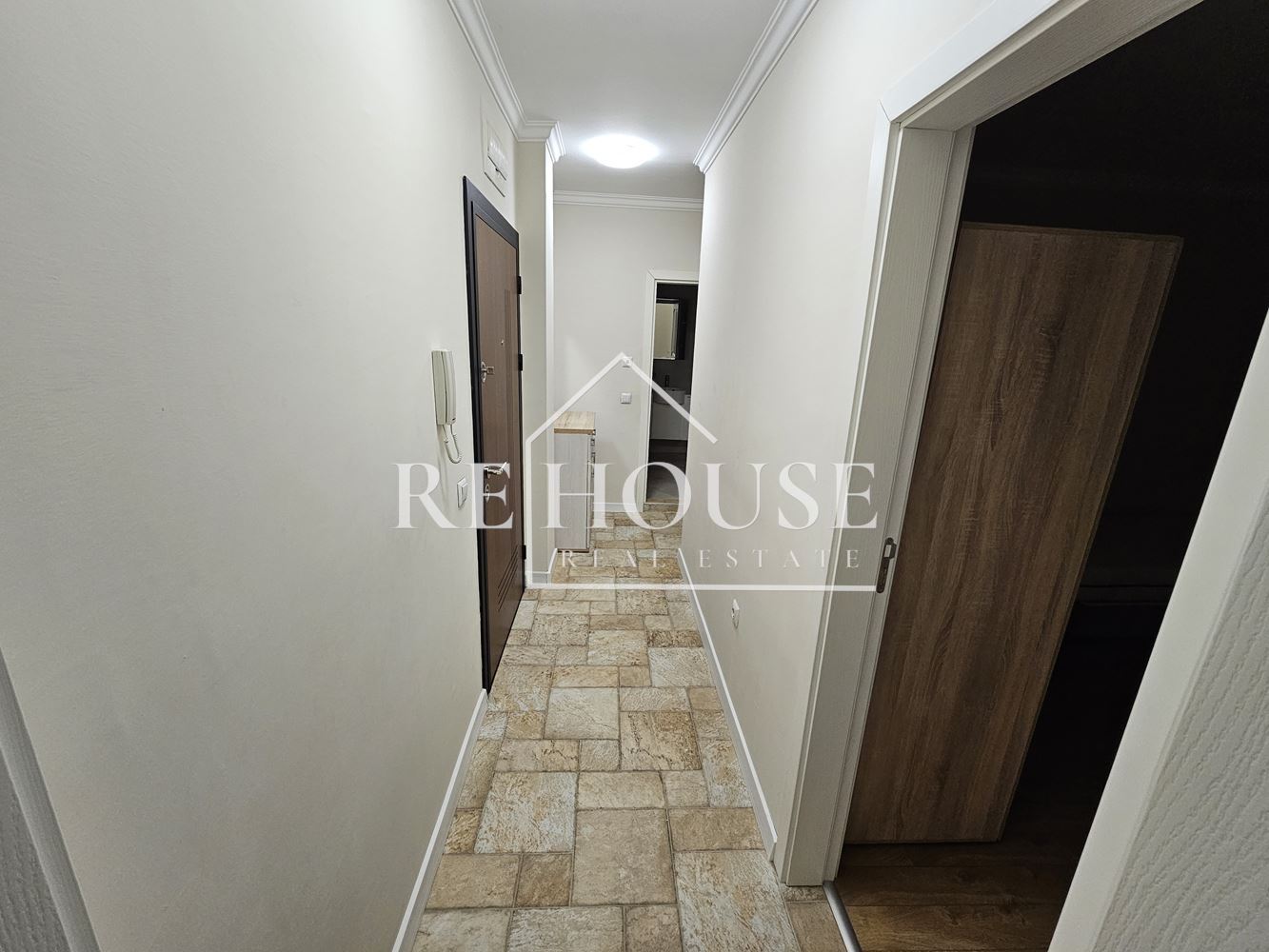 ТРИСТАЕН НАПЪЛНО ОБЗАВЕДЕН АПАРТАМЕНТ В РАЙОНА НА ЛК ТРАКИЯ - 0