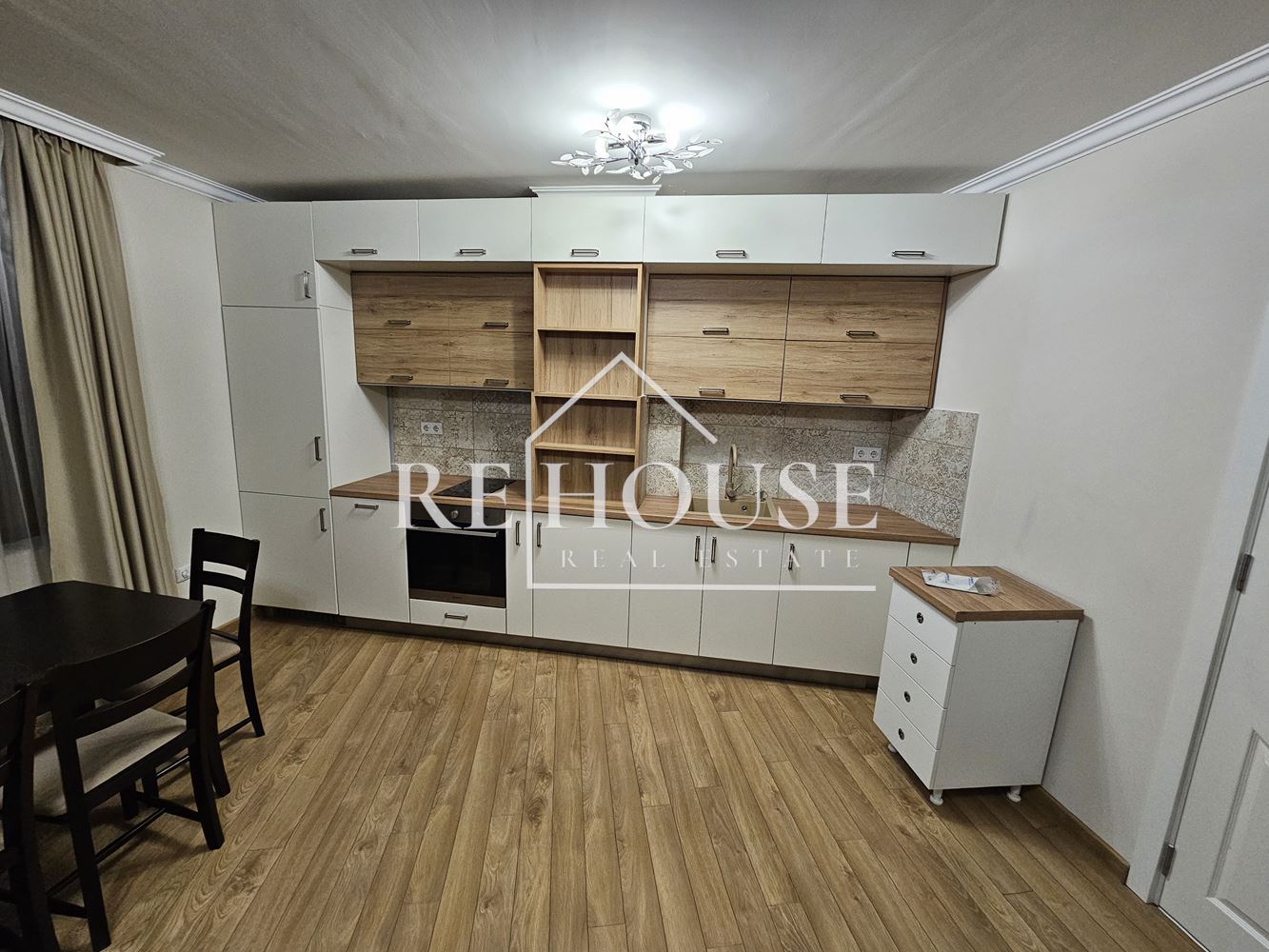 ТРИСТАЕН НАПЪЛНО ОБЗАВЕДЕН АПАРТАМЕНТ В РАЙОНА НА ЛК ТРАКИЯ - 0