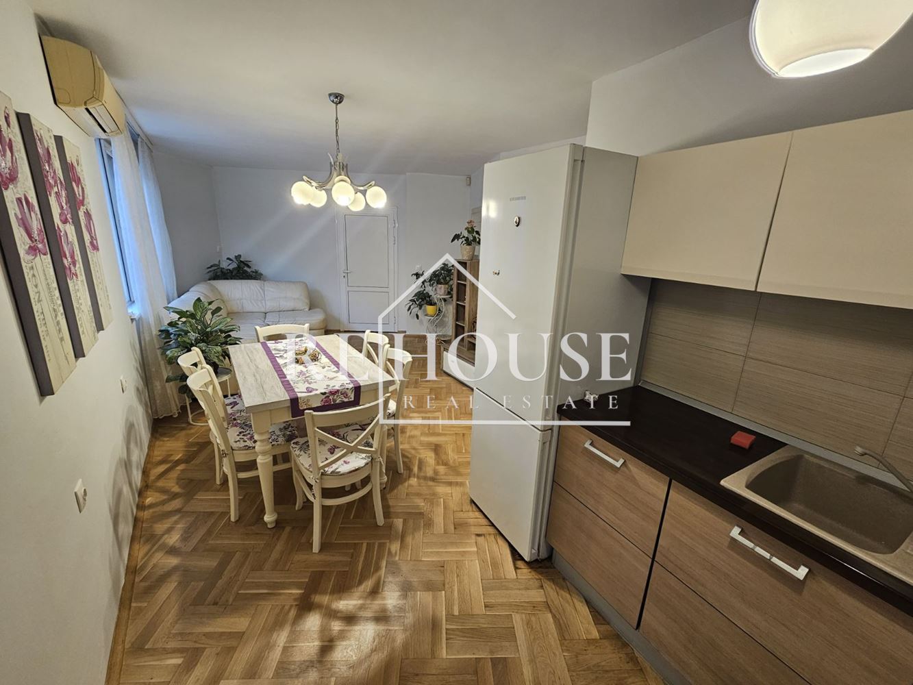 ТРИСТАЕН НАПЪЛНО ОБЗАВЕДЕН АПАРТАМЕНТ В РАЙОНА НА ЛК ТРАКИЯ - 0