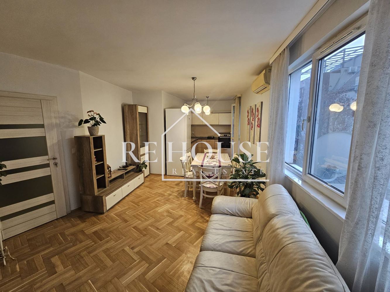 ТРИСТАЕН НАПЪЛНО ОБЗАВЕДЕН АПАРТАМЕНТ В РАЙОНА НА ЛК ТРАКИЯ - 0