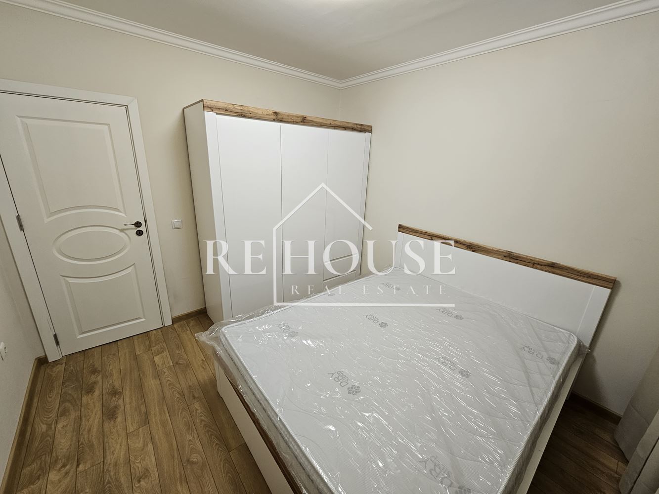 ТРИСТАЕН НАПЪЛНО ОБЗАВЕДЕН АПАРТАМЕНТ В РАЙОНА НА ЛК ТРАКИЯ - 0