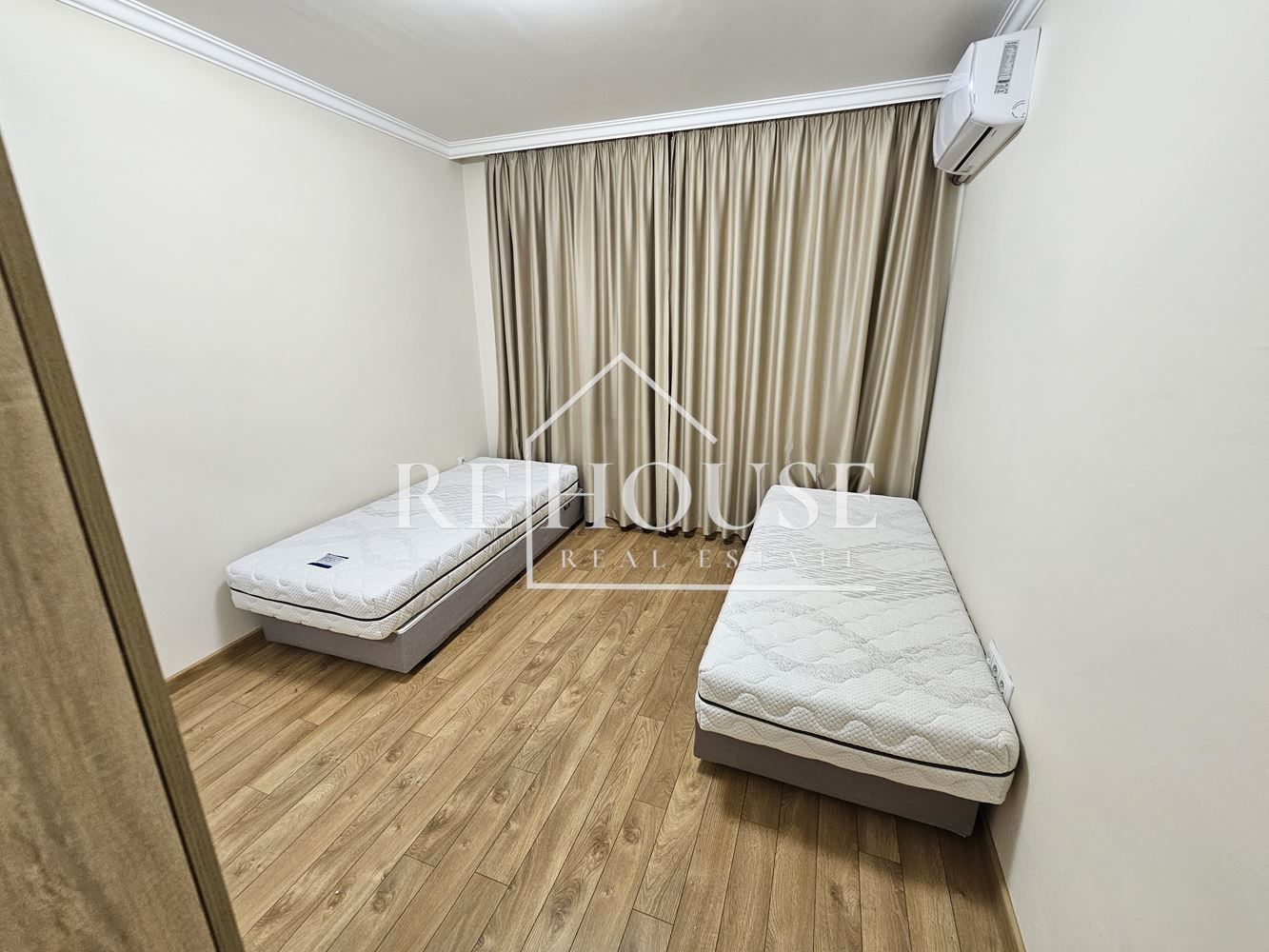 ТРИСТАЕН НАПЪЛНО ОБЗАВЕДЕН АПАРТАМЕНТ В РАЙОНА НА ЛК ТРАКИЯ - 0