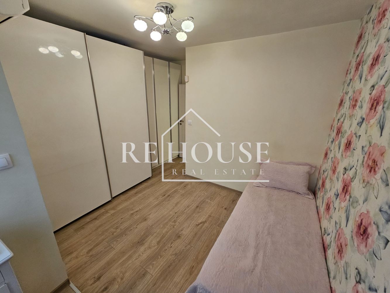 ТРИСТАЕН НАПЪЛНО ОБЗАВЕДЕН АПАРТАМЕНТ В РАЙОНА НА ЛК ТРАКИЯ - 0