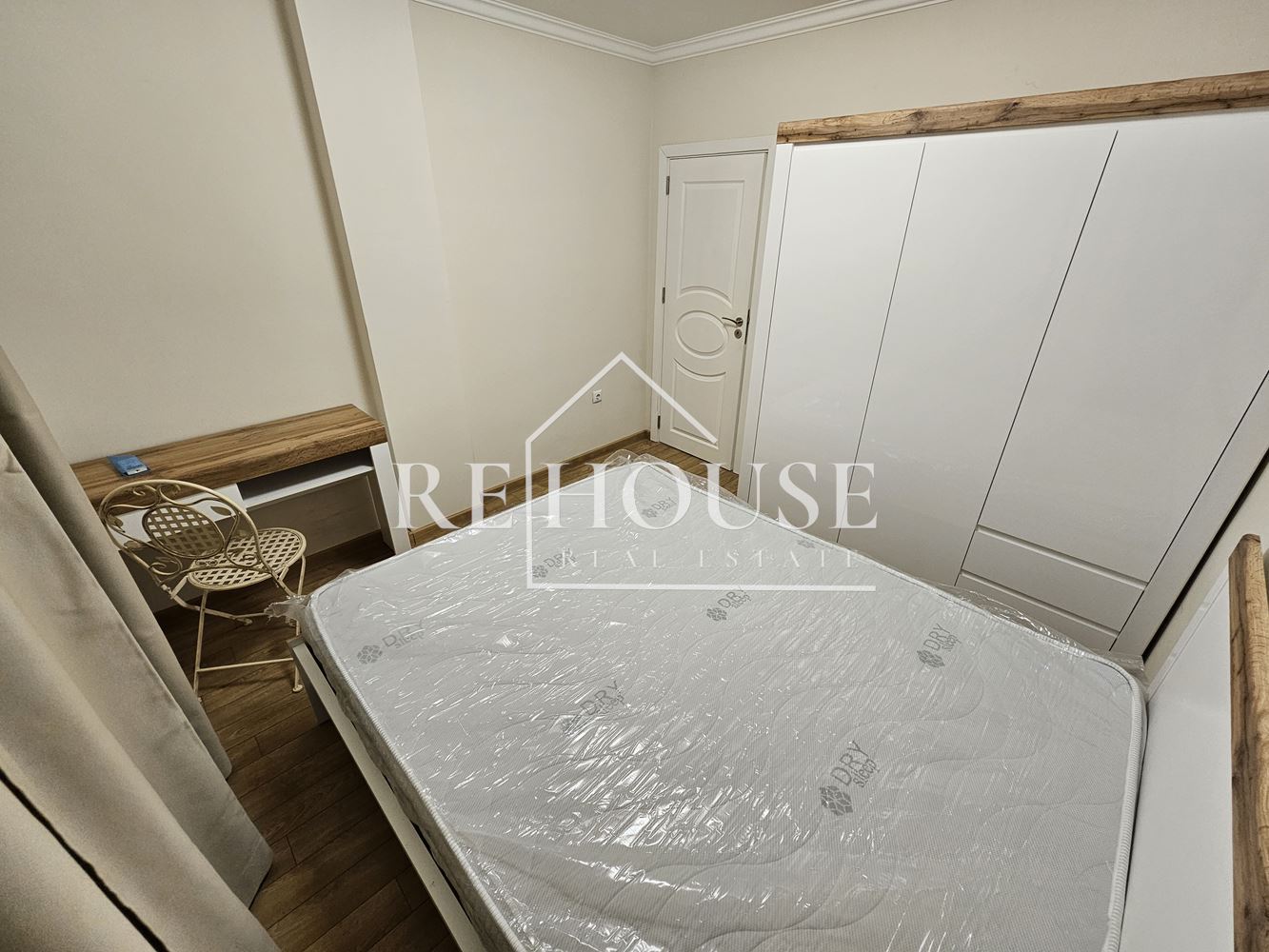 ТРИСТАЕН НАПЪЛНО ОБЗАВЕДЕН АПАРТАМЕНТ В РАЙОНА НА ЛК ТРАКИЯ - 0