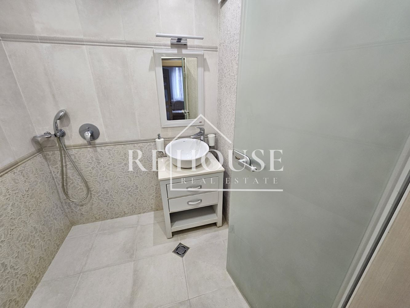 ТРИСТАЕН НАПЪЛНО ОБЗАВЕДЕН АПАРТАМЕНТ В РАЙОНА НА ЛК ТРАКИЯ - 0