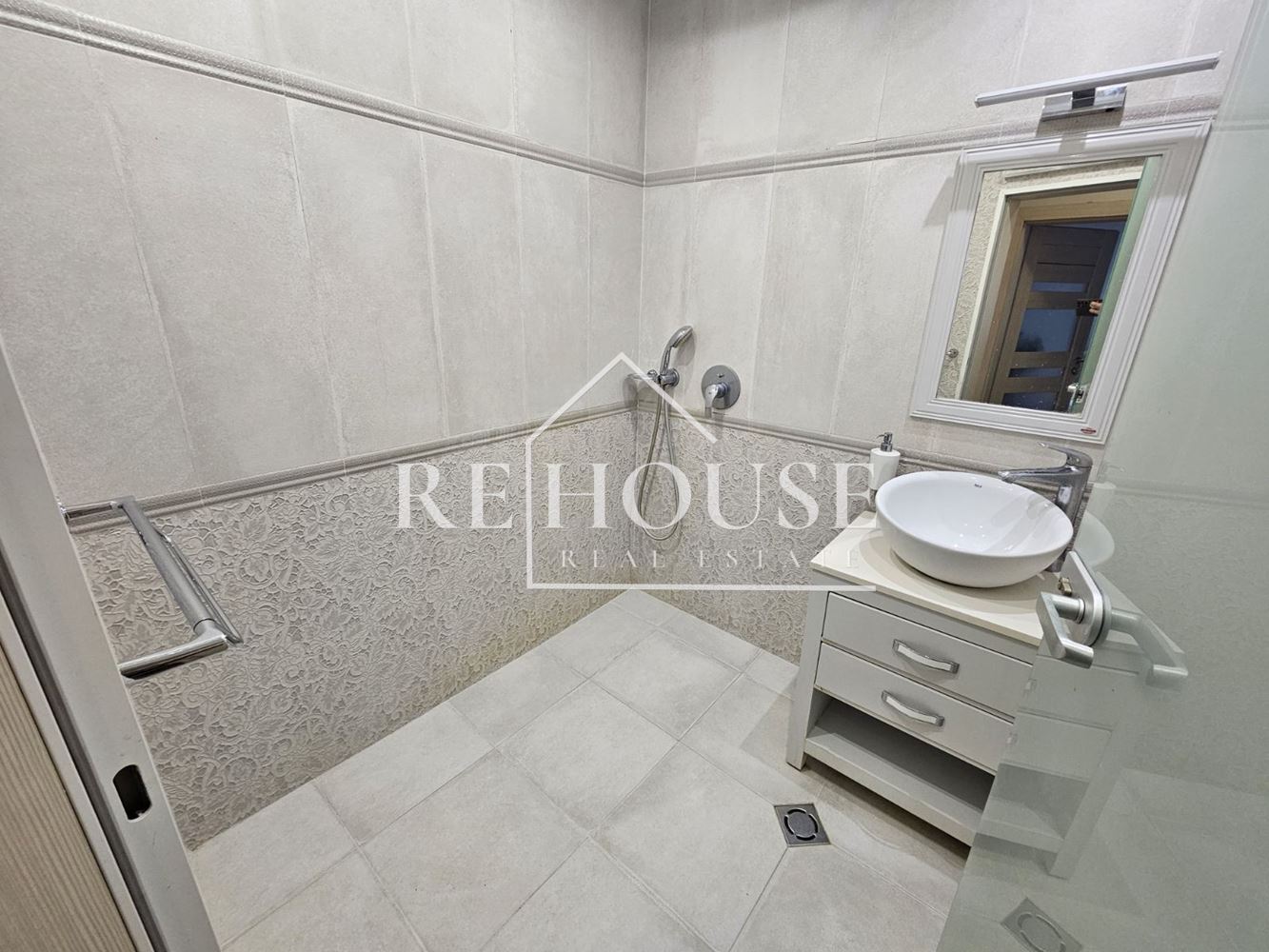 ТРИСТАЕН НАПЪЛНО ОБЗАВЕДЕН АПАРТАМЕНТ В РАЙОНА НА ЛК ТРАКИЯ - 0