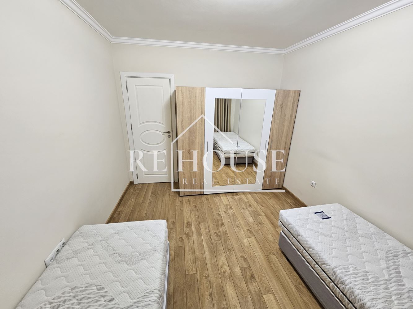 ТРИСТАЕН НАПЪЛНО ОБЗАВЕДЕН АПАРТАМЕНТ В РАЙОНА НА ЛК ТРАКИЯ - 0