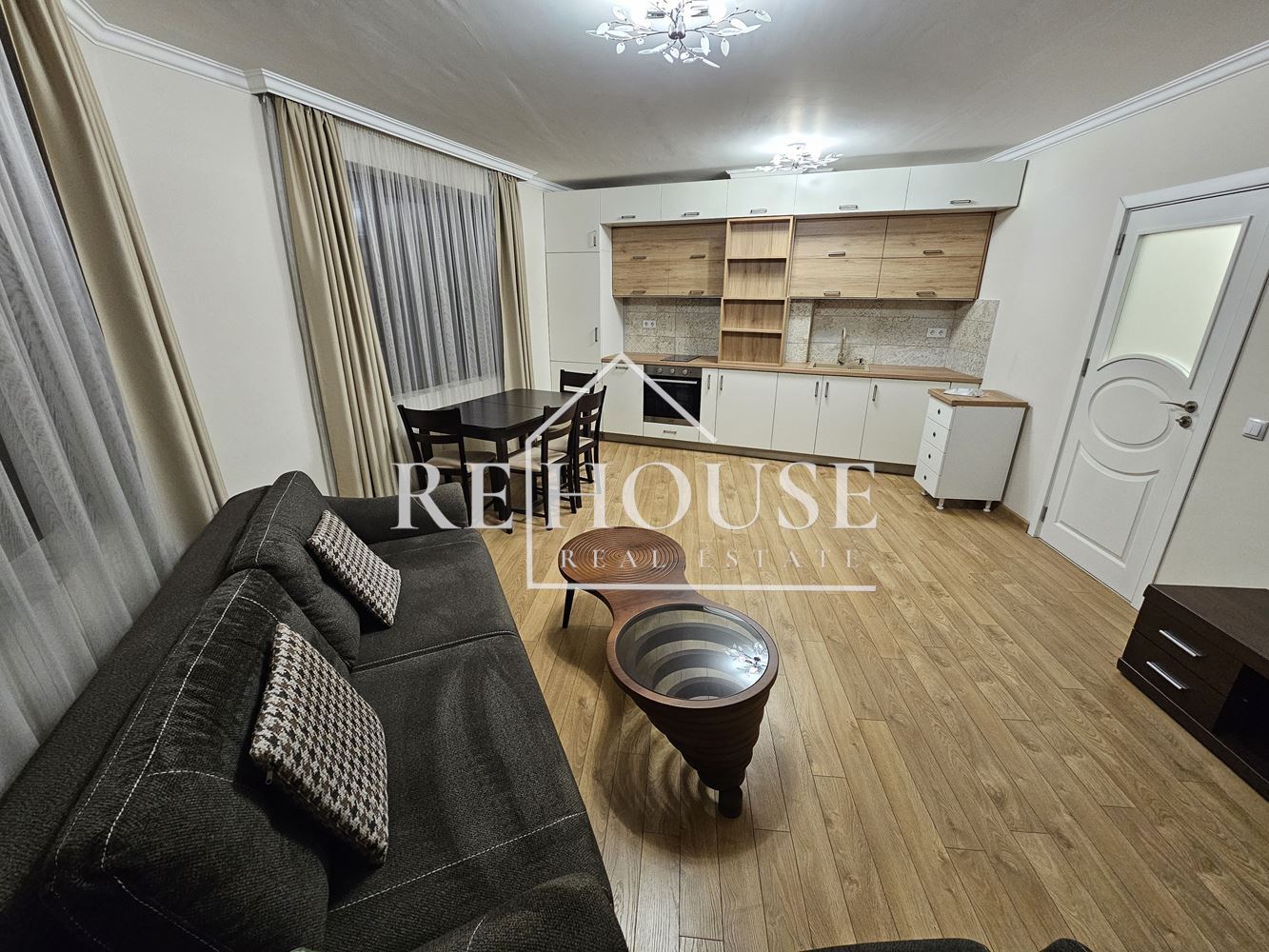 ТРИСТАЕН НАПЪЛНО ОБЗАВЕДЕН АПАРТАМЕНТ В РАЙОНА НА ЛК ТРАКИЯ - 0