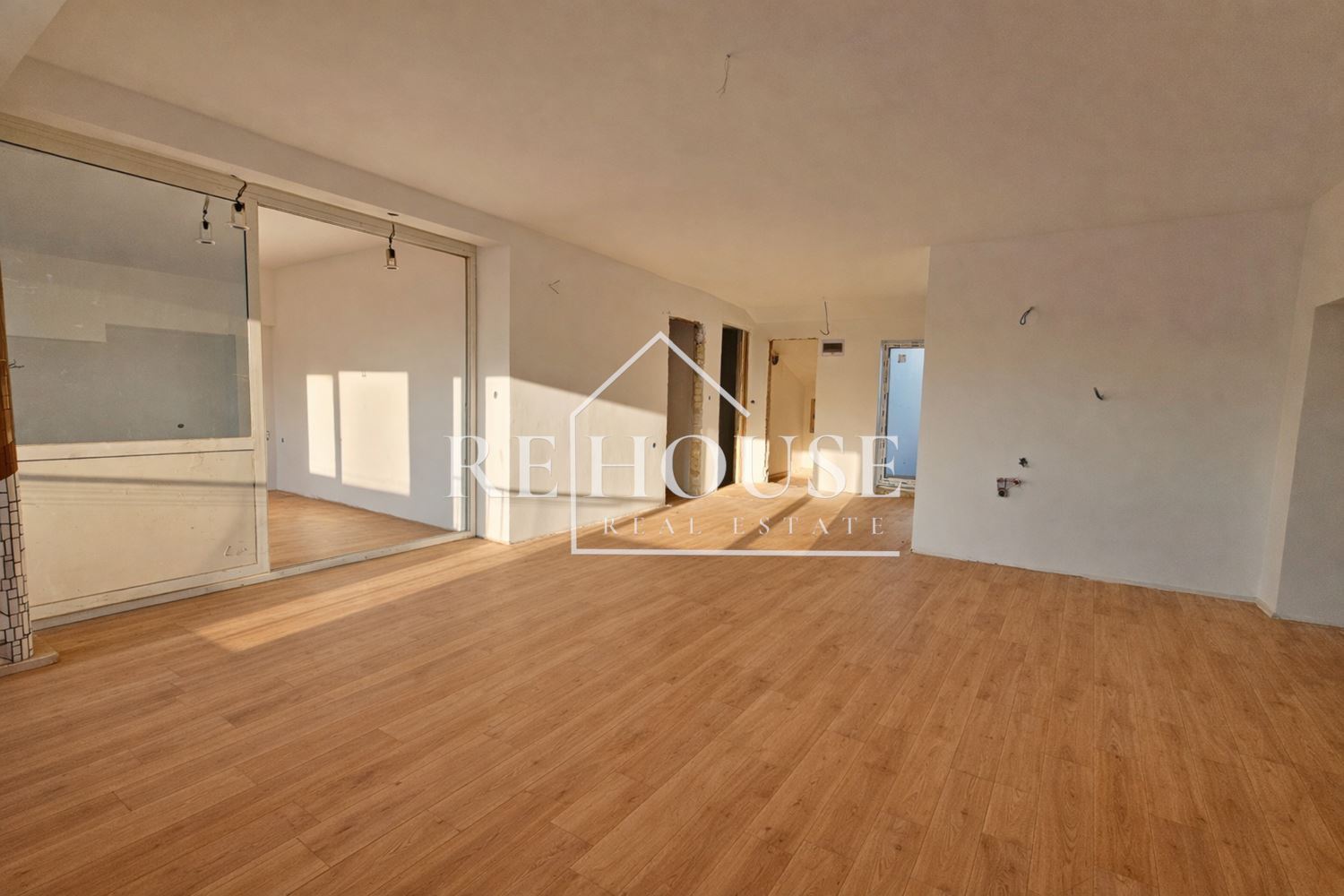 Тристаен апартамент с ТОП ЛОКАЦИЯ - РАЙОНА НА ВИНС И СПОРТНА ЗАЛА - 0