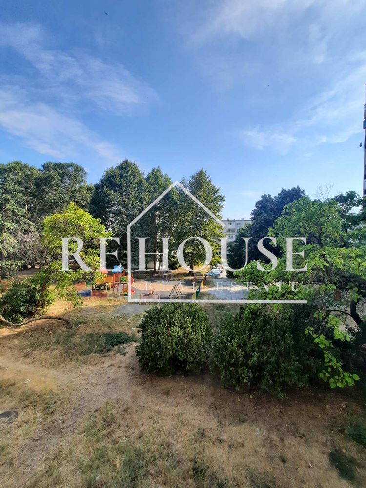 Четиристаен просторен апартамент в кв. Младост - 0