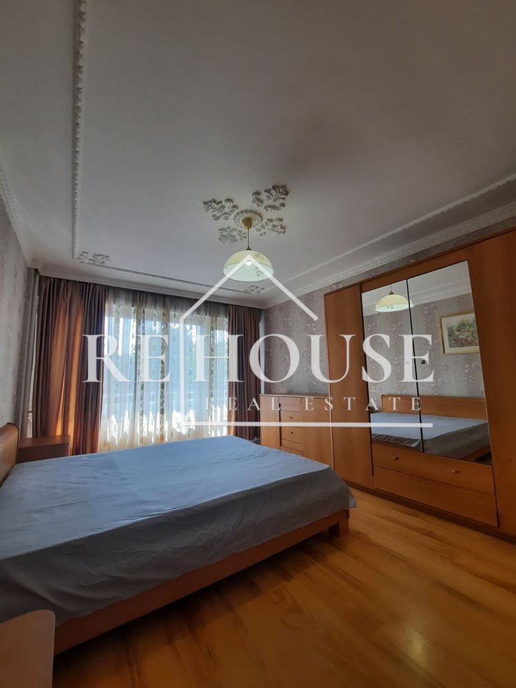 Четиристаен просторен апартамент в кв. Младост - 0