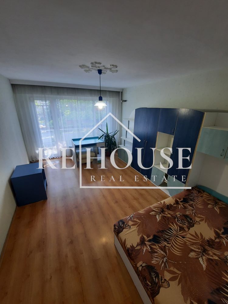 Четиристаен просторен апартамент в кв. Младост - 0