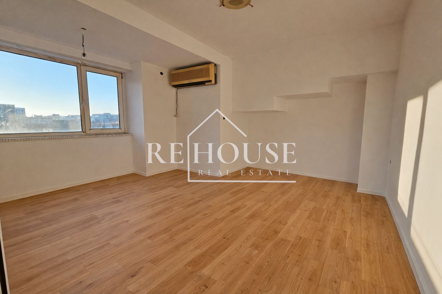 Тристаен апартамент с ТОП ЛОКАЦИЯ - РАЙОНА НА ВИНС И СПОРТНА ЗАЛА - 0