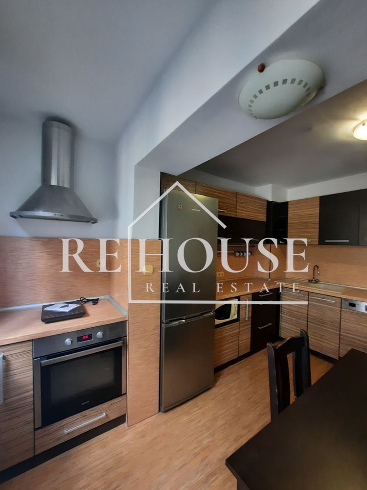 Четиристаен просторен апартамент в кв. Младост - 0