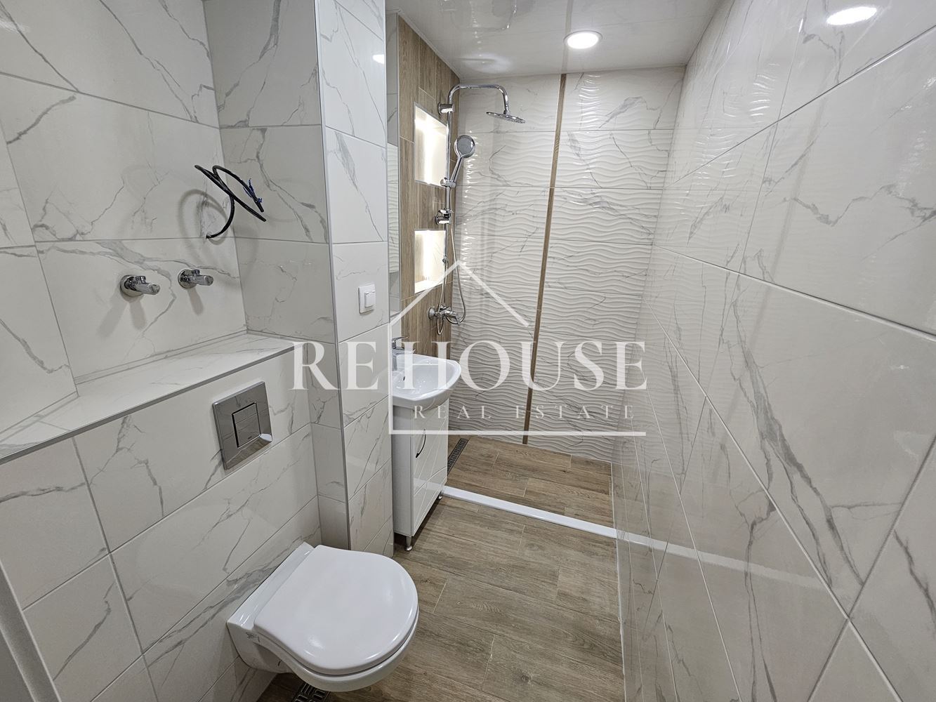 ТРИСТАЕН АПАРТАМЕНТ В РАЙОНА НА ЛК ТРАКИЯ - 0