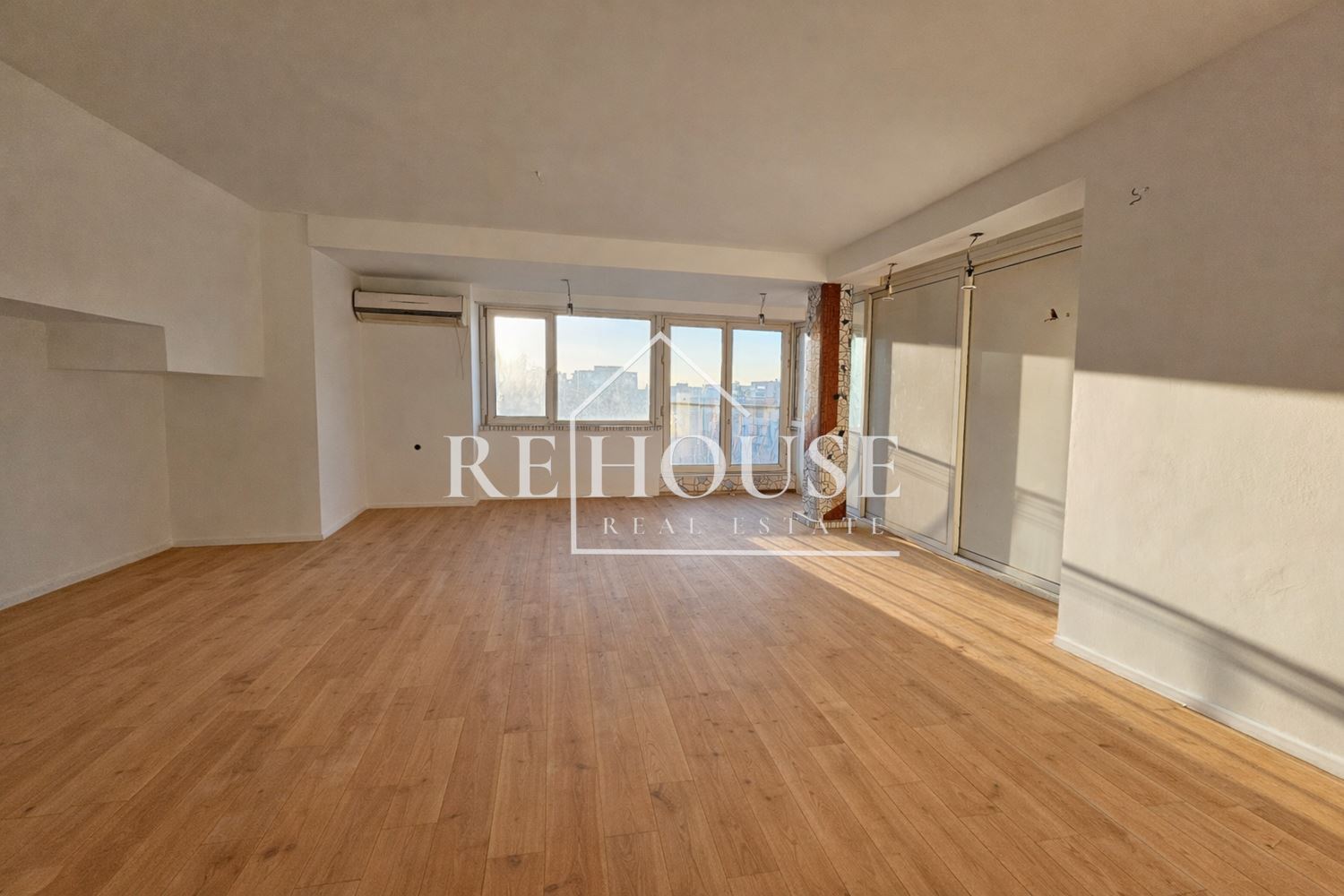 Тристаен апартамент с ТОП ЛОКАЦИЯ - РАЙОНА НА ВИНС И СПОРТНА ЗАЛА - 0