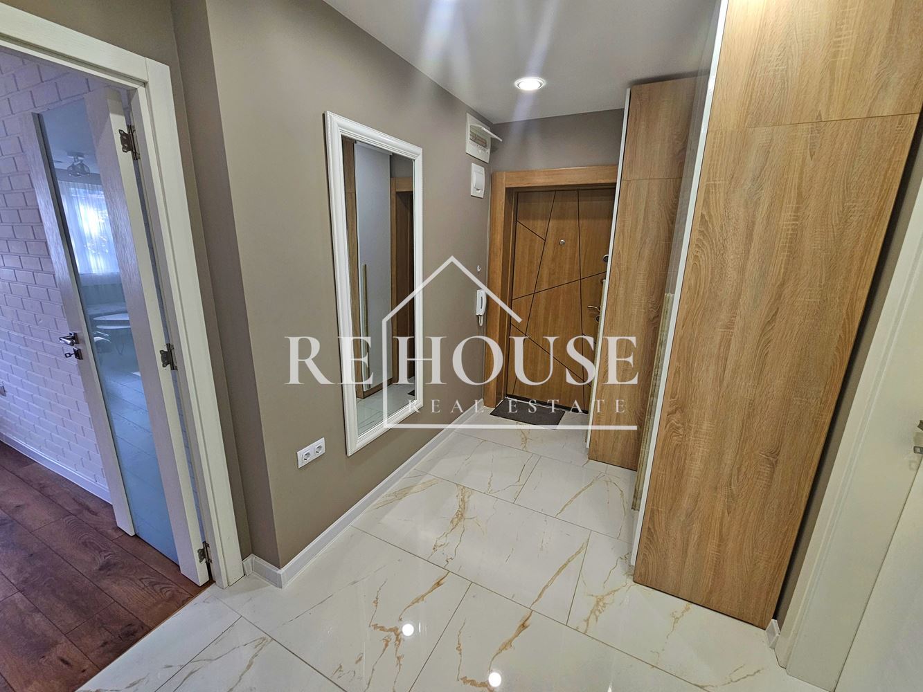 ТРИСТАЕН НАПЪЛНО ОБЗАВЕДЕН АПАРТАМЕНТ В РАЙОНА НА ОКРЪЖНА БОЛНИЦА - 0