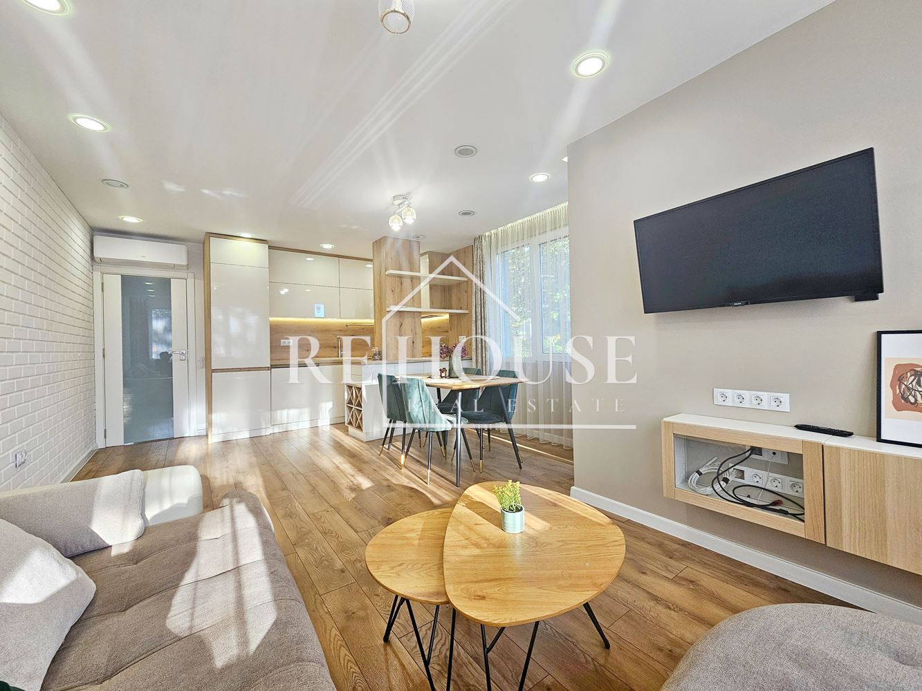 ТРИСТАЕН НАПЪЛНО ОБЗАВЕДЕН АПАРТАМЕНТ В РАЙОНА НА ОКРЪЖНА БОЛНИЦА - 0