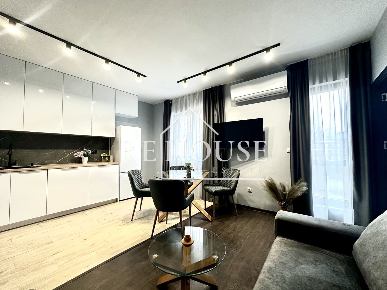 ТРИСТАЕН НОВ НАПЪЛНО ОБЗАВЕДЕН АПАРТАМЕНТ В РАЙОНА НА КАТЕДРАЛАТА И ЦЕНТРАЛНА ПОЩА - 0