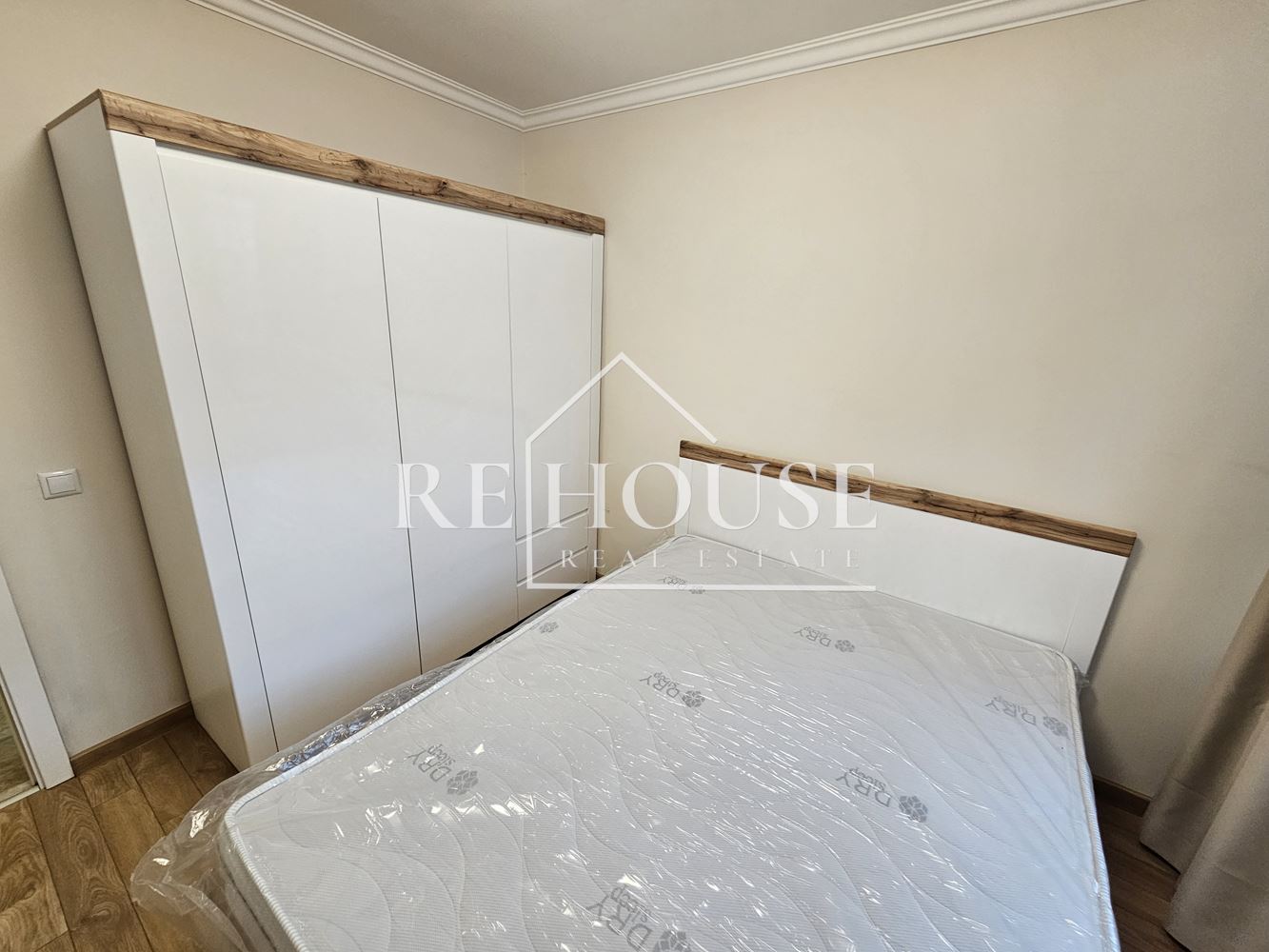 ТРИСТАЕН НАПЪЛНО ОБЗАВЕДЕН АПАРТАМЕНТ В РАЙОНА НА ЛК ТРАКИЯ - 0