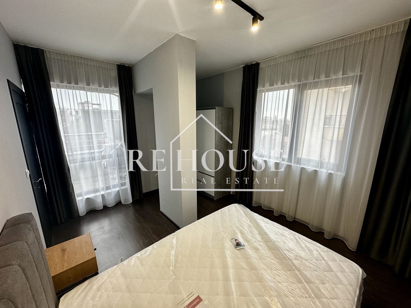 ТРИСТАЕН НОВ НАПЪЛНО ОБЗАВЕДЕН АПАРТАМЕНТ В РАЙОНА НА КАТЕДРАЛАТА И ЦЕНТРАЛНА ПОЩА - 0