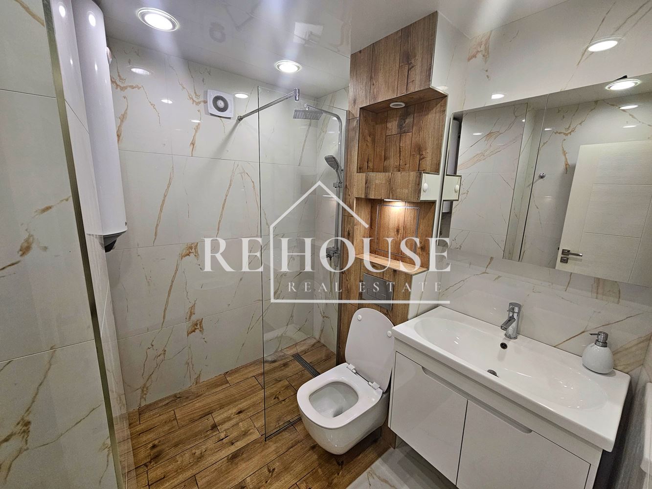 ТРИСТАЕН НАПЪЛНО ОБЗАВЕДЕН АПАРТАМЕНТ В РАЙОНА НА ОКРЪЖНА БОЛНИЦА - 0