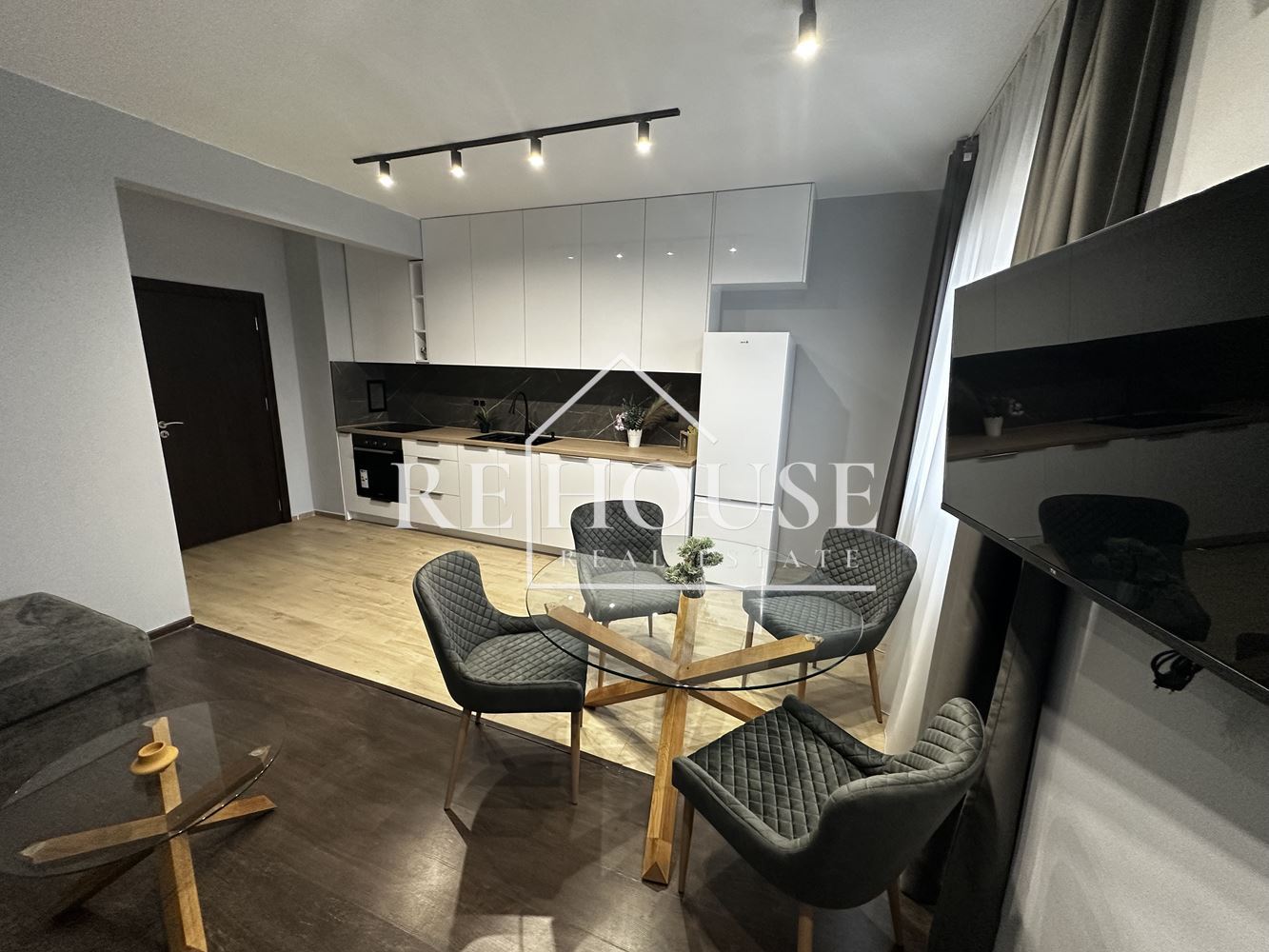 ТРИСТАЕН НОВ НАПЪЛНО ОБЗАВЕДЕН АПАРТАМЕНТ В РАЙОНА НА КАТЕДРАЛАТА И ЦЕНТРАЛНА ПОЩА - 0