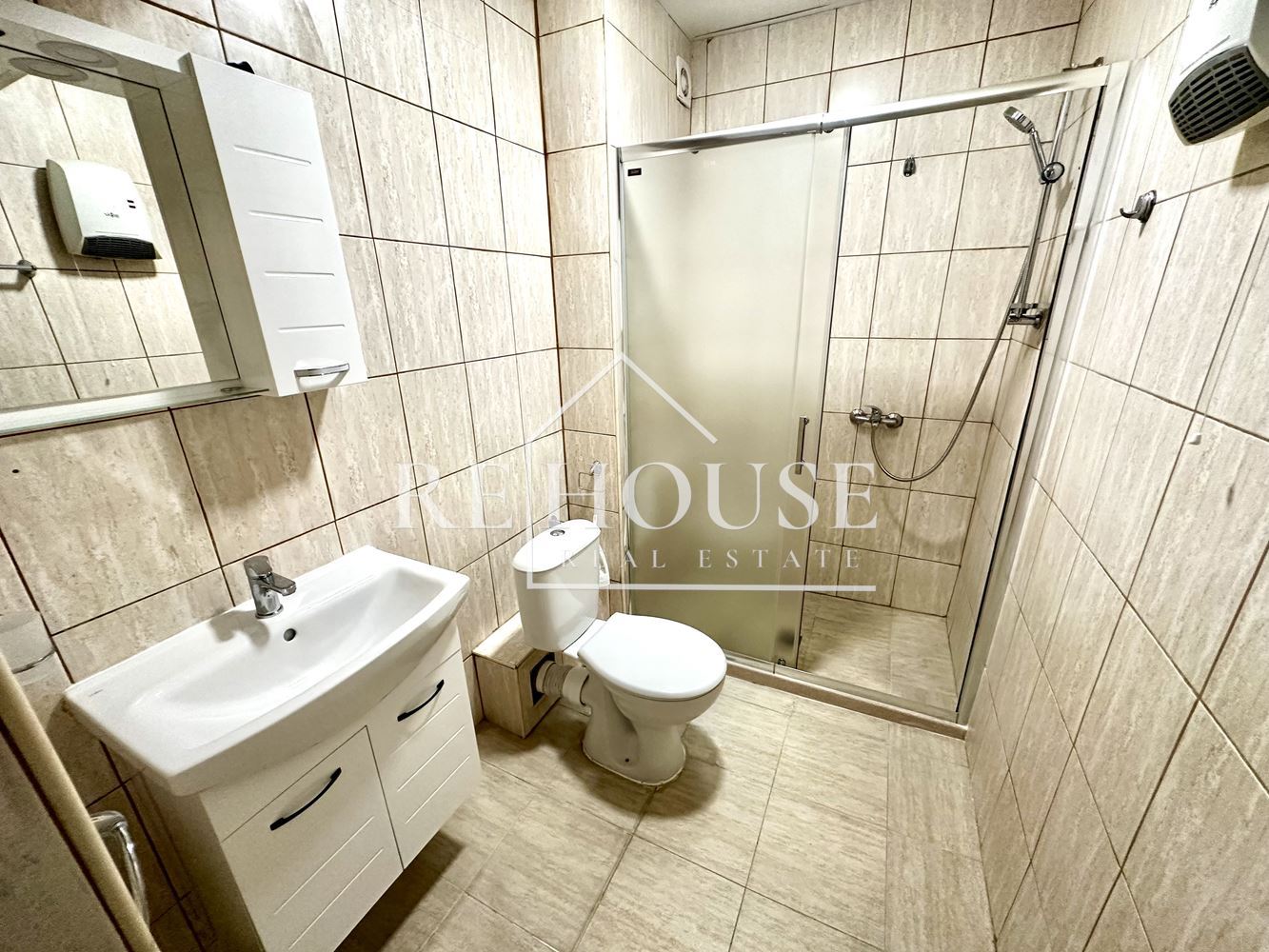 ТРИСТАЕН НОВ НАПЪЛНО ОБЗАВЕДЕН АПАРТАМЕНТ В РАЙОНА НА КАТЕДРАЛАТА И ЦЕНТРАЛНА ПОЩА - 0