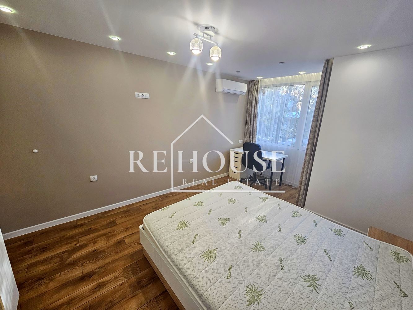 ТРИСТАЕН НАПЪЛНО ОБЗАВЕДЕН АПАРТАМЕНТ В РАЙОНА НА ОКРЪЖНА БОЛНИЦА - 0