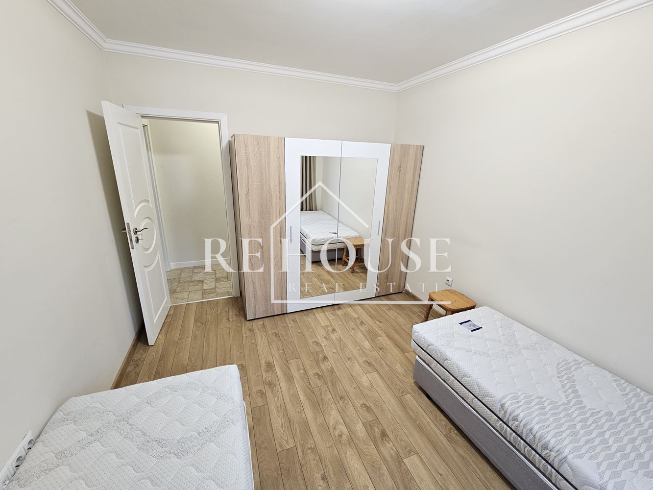 ТРИСТАЕН НАПЪЛНО ОБЗАВЕДЕН АПАРТАМЕНТ В РАЙОНА НА ЛК ТРАКИЯ - 0