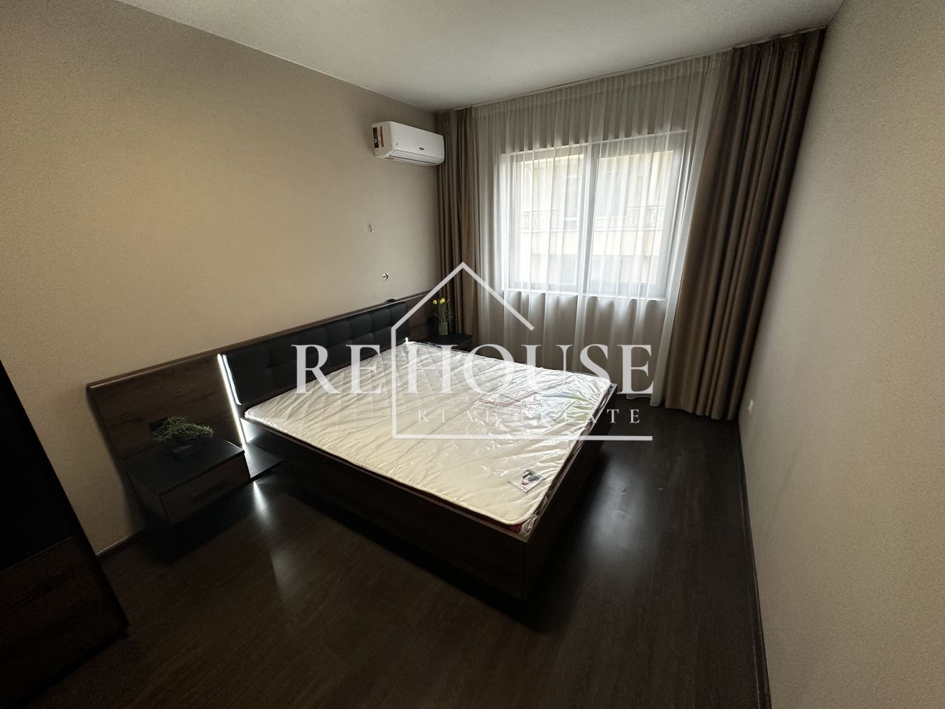 ТРИСТАЕН НОВ НАПЪЛНО ОБЗАВЕДЕН АПАРТАМЕНТ В РАЙОНА НА КАТЕДРАЛАТА И ЦЕНТРАЛНА ПОЩА - 0