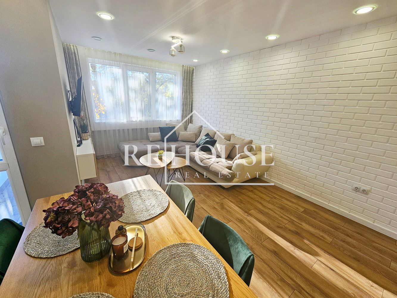 ТРИСТАЕН НАПЪЛНО ОБЗАВЕДЕН АПАРТАМЕНТ В РАЙОНА НА ОКРЪЖНА БОЛНИЦА - 0