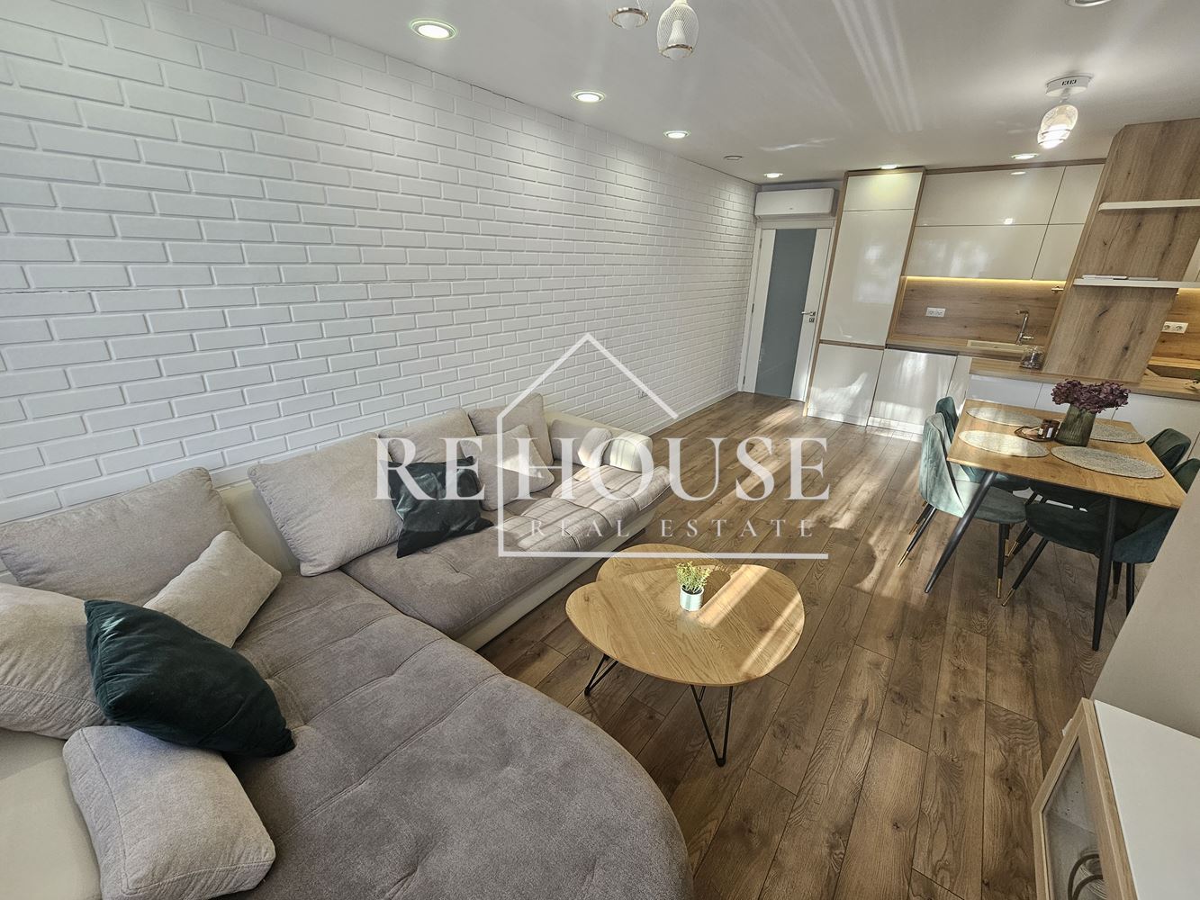 ТРИСТАЕН НАПЪЛНО ОБЗАВЕДЕН АПАРТАМЕНТ В РАЙОНА НА ОКРЪЖНА БОЛНИЦА - 0