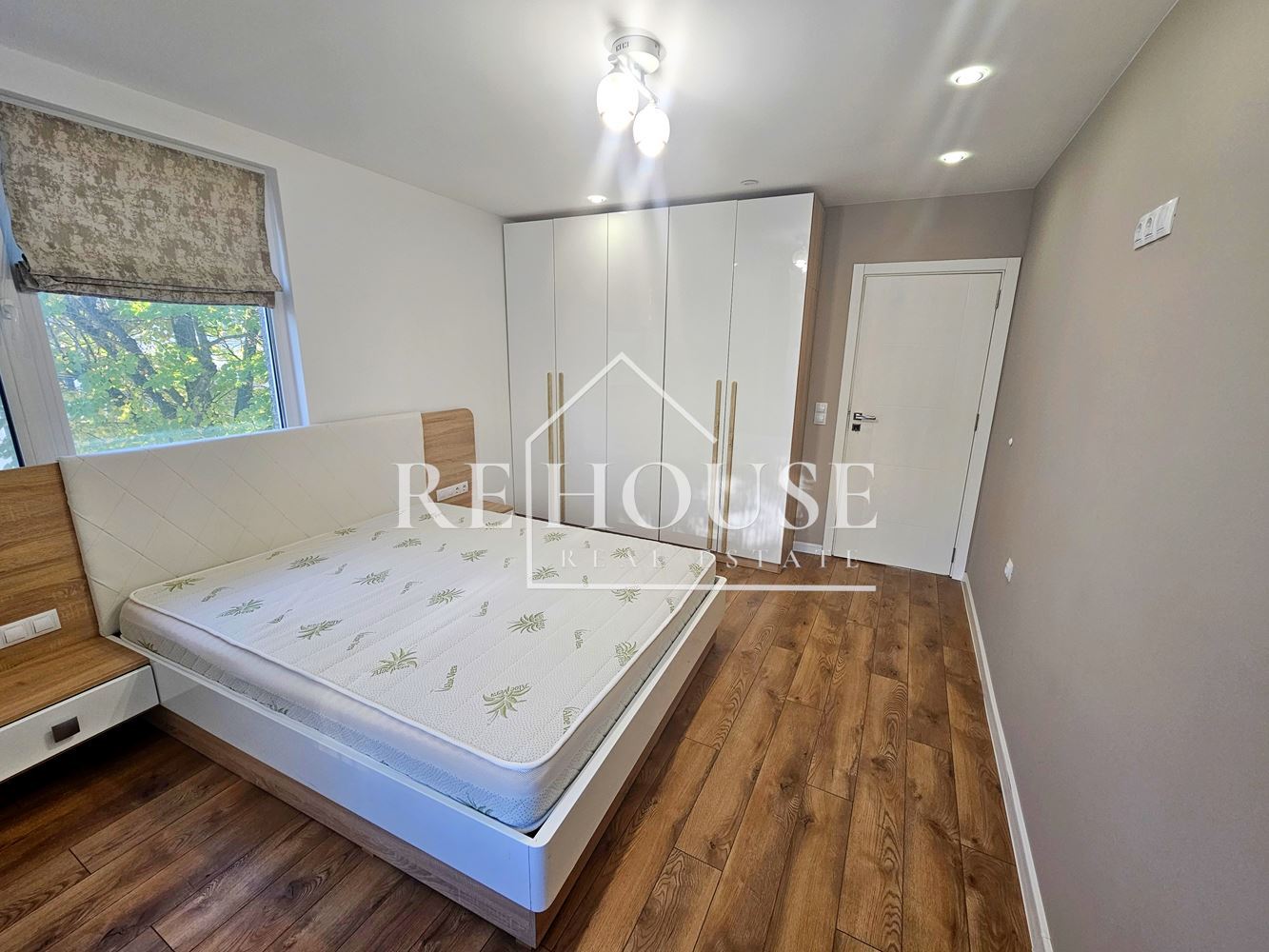 ТРИСТАЕН НАПЪЛНО ОБЗАВЕДЕН АПАРТАМЕНТ В РАЙОНА НА ОКРЪЖНА БОЛНИЦА - 0