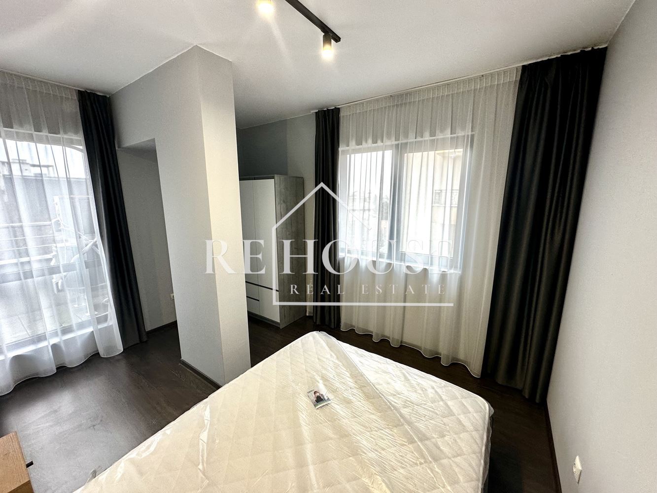 ТРИСТАЕН НОВ НАПЪЛНО ОБЗАВЕДЕН АПАРТАМЕНТ В РАЙОНА НА КАТЕДРАЛАТА И ЦЕНТРАЛНА ПОЩА - 0