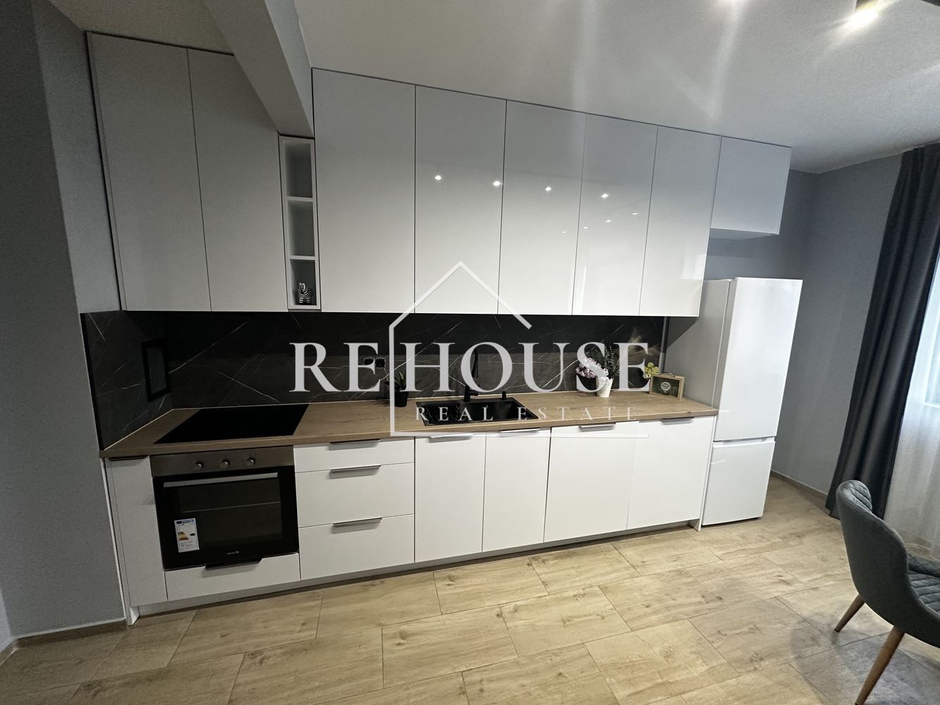 ТРИСТАЕН НОВ НАПЪЛНО ОБЗАВЕДЕН АПАРТАМЕНТ В РАЙОНА НА КАТЕДРАЛАТА И ЦЕНТРАЛНА ПОЩА - 0