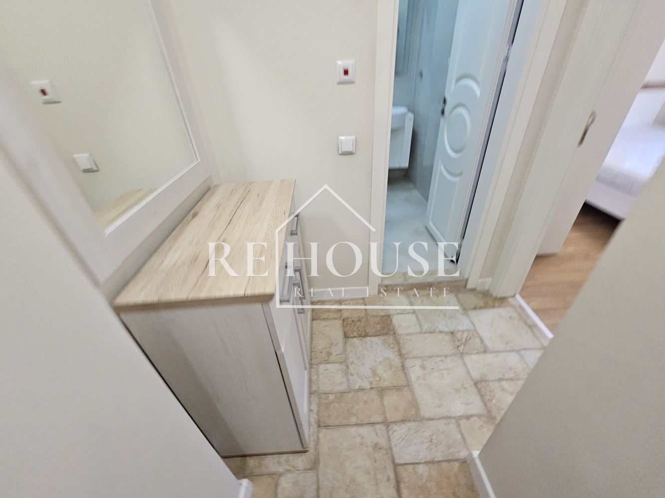 ТРИСТАЕН НАПЪЛНО ОБЗАВЕДЕН АПАРТАМЕНТ В РАЙОНА НА ЛК ТРАКИЯ - 0