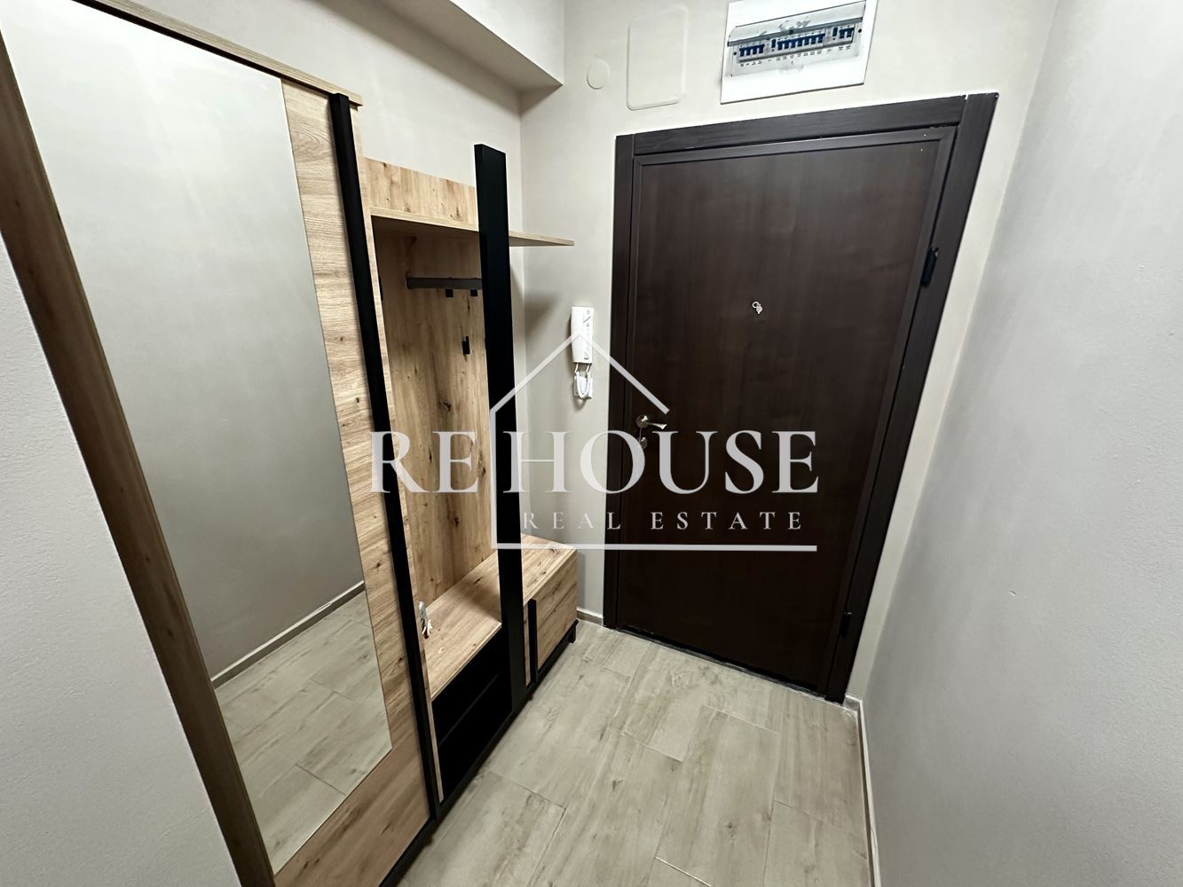 ТРИСТАЕН НОВ НАПЪЛНО ОБЗАВЕДЕН АПАРТАМЕНТ В РАЙОНА НА КАТЕДРАЛАТА И ЦЕНТРАЛНА ПОЩА - 0