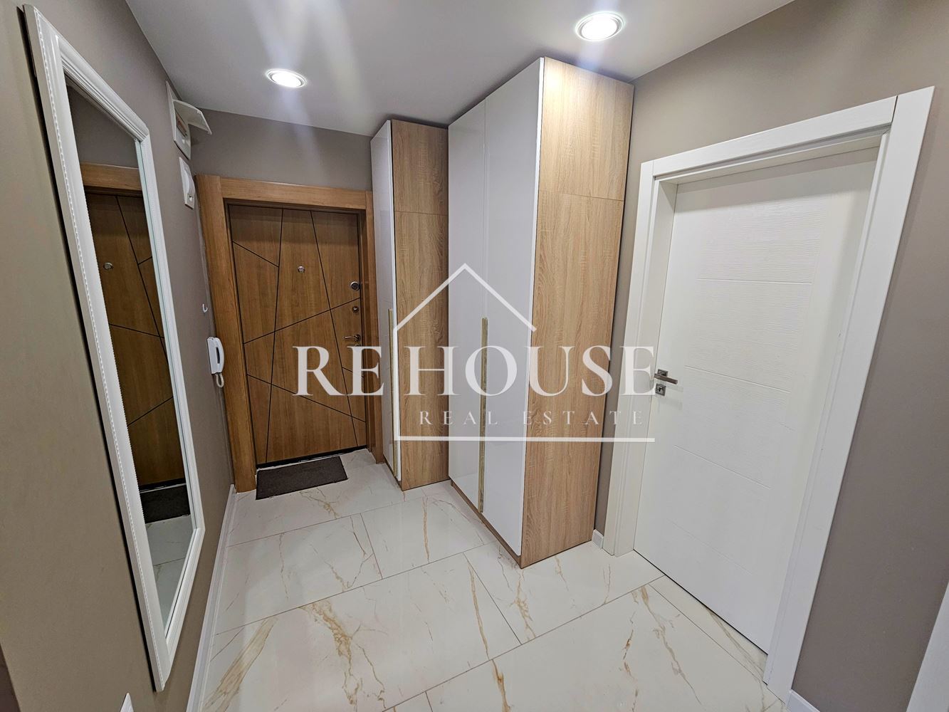 ТРИСТАЕН НАПЪЛНО ОБЗАВЕДЕН АПАРТАМЕНТ В РАЙОНА НА ОКРЪЖНА БОЛНИЦА - 0