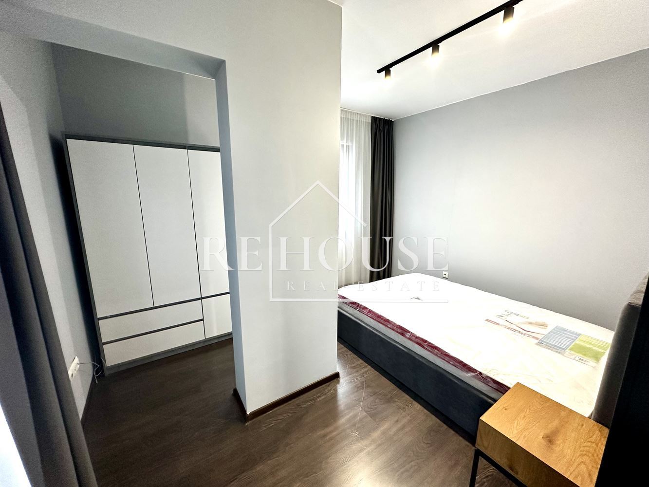 ТРИСТАЕН НОВ НАПЪЛНО ОБЗАВЕДЕН АПАРТАМЕНТ В РАЙОНА НА КАТЕДРАЛАТА И ЦЕНТРАЛНА ПОЩА - 0