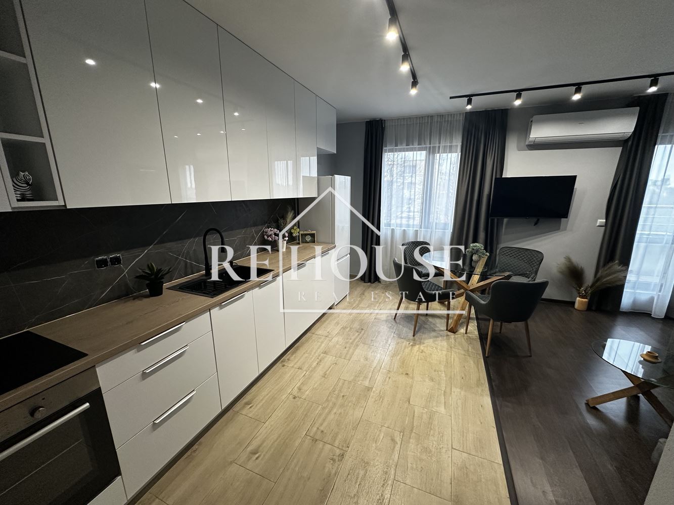 ТРИСТАЕН НОВ НАПЪЛНО ОБЗАВЕДЕН АПАРТАМЕНТ В РАЙОНА НА КАТЕДРАЛАТА И ЦЕНТРАЛНА ПОЩА - 0