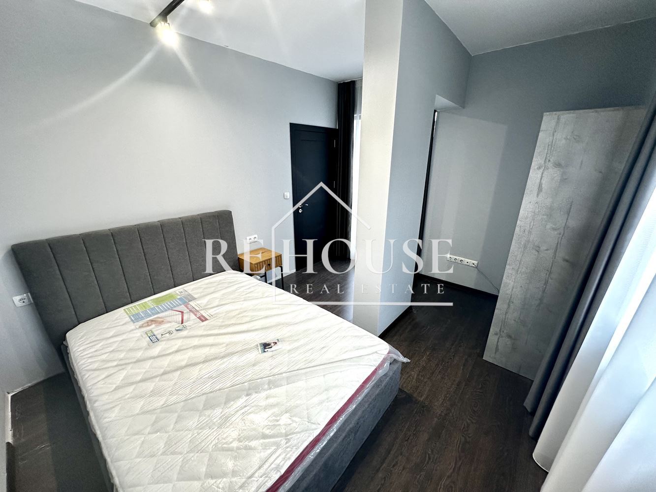 ТРИСТАЕН НОВ НАПЪЛНО ОБЗАВЕДЕН АПАРТАМЕНТ В РАЙОНА НА КАТЕДРАЛАТА И ЦЕНТРАЛНА ПОЩА - 0